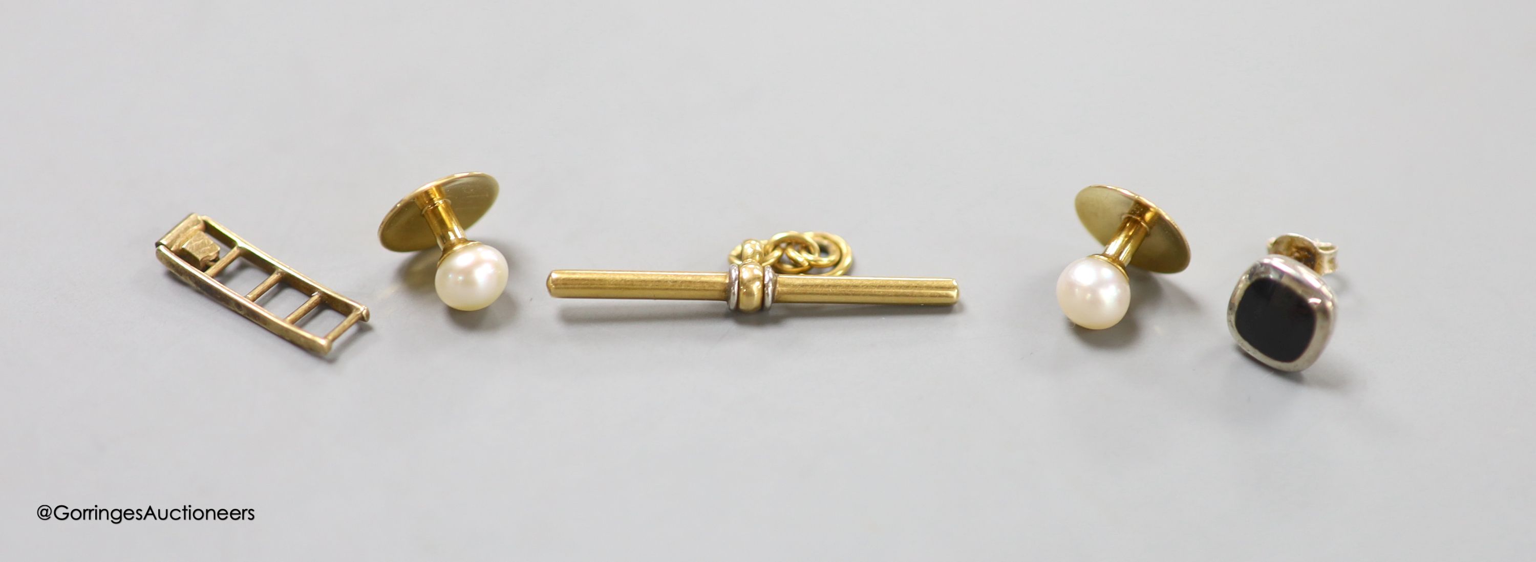 A 18ct & Pt 'T bar', 2.6 grams, a pair of 18ct and cultured pearl set dress studs, gross 2,2 grams, a 9ct ladder charm 0.6 grams and a 925 ear stud.